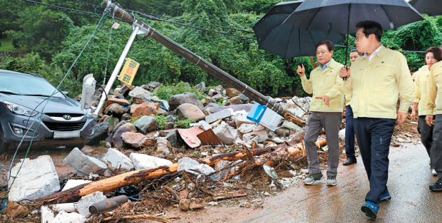 Landslides kill 19, search efforts hampered by debris