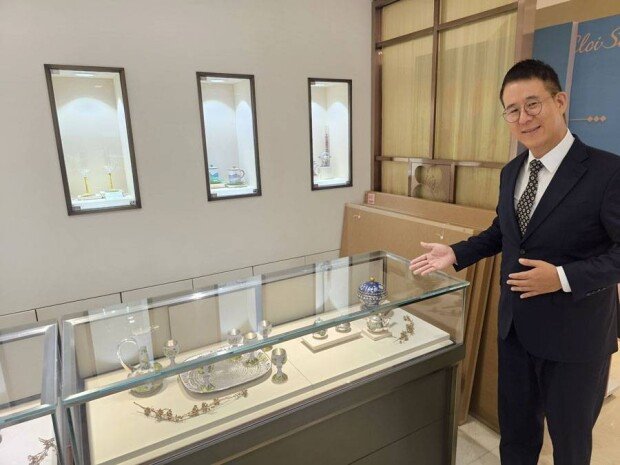 Kim Hong-beom, CEO of NAMJUNG introduces CloiSoo artworks at the headquarters showroom in Nam-gu, Ulsan, Korea