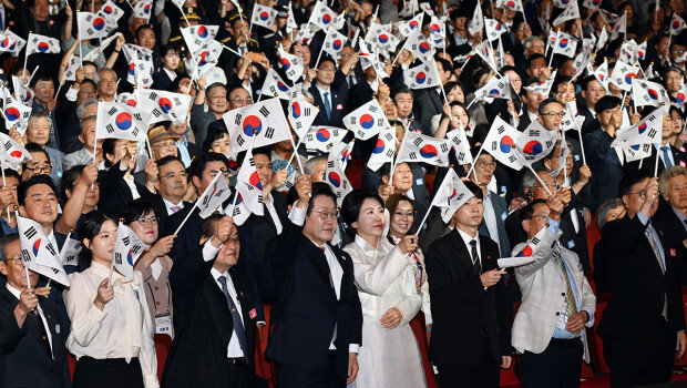 Lee urges patience with North, trust with Japan