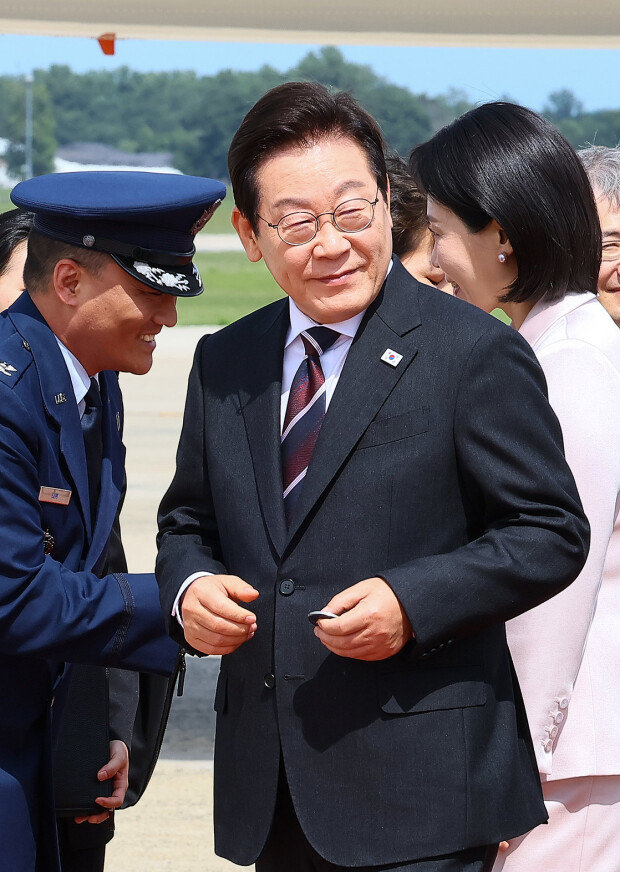 Lee and Trump meet on trade, defense cooperation