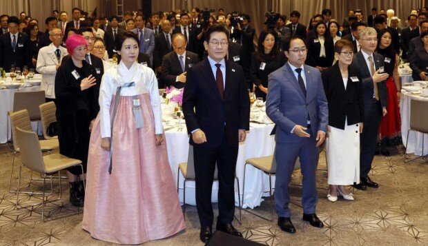 Lee meets Korean Americans during first U.S. trip