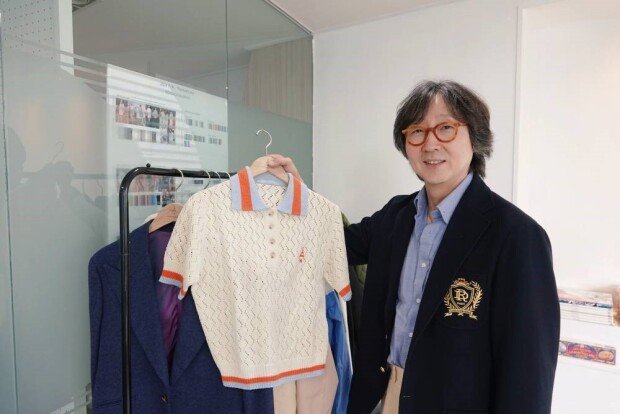 Sung-ryeol Kang, CEO of Sinsayouramdan shows his private brand, ‘Ron and Marie’ / source=IT dongA