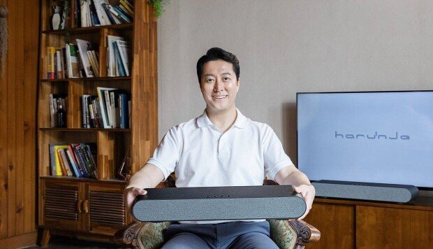 Young-ho Je, CEO of JD Solution introduces the Haru\
