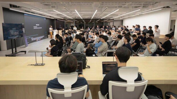 It was a late meetup, but many developers stayed until the end / source=IT dongA