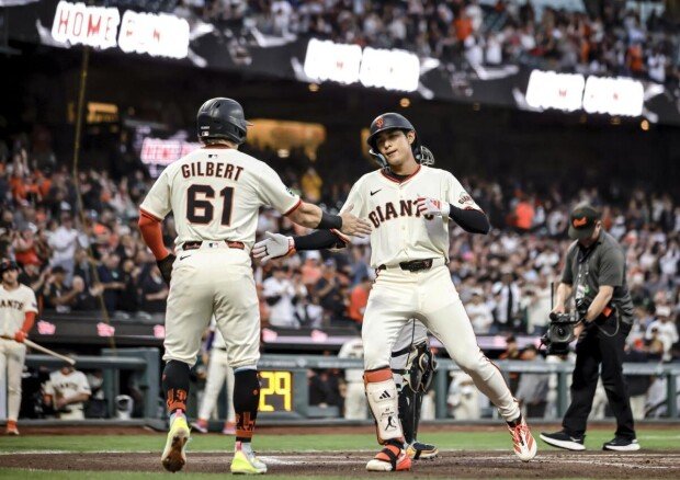 Lee Jeong-hoo Powers Giants with Two-Run Homer