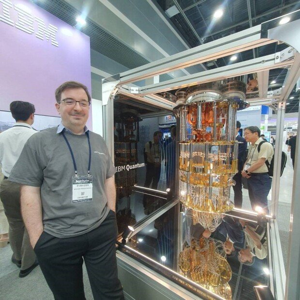 Renaud Michel Bechade, CEO of Anzaetek, in front of IBM’s quantum processor (QPU) exhibited at Quantum Korea 2025 / Source=Anzaetek