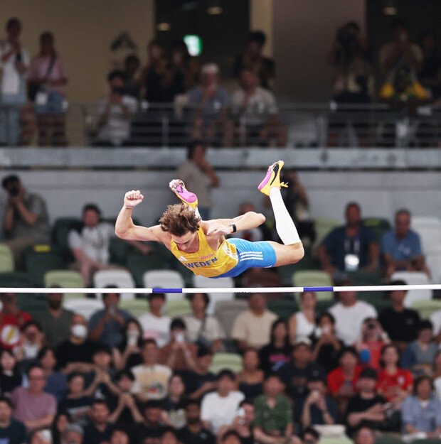 Duplantis sets record, wins third straight pole vault