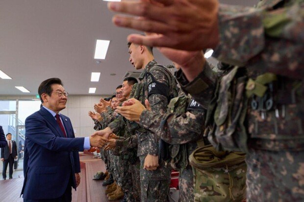 Lee stresses wartime control transfer for defense autonomy