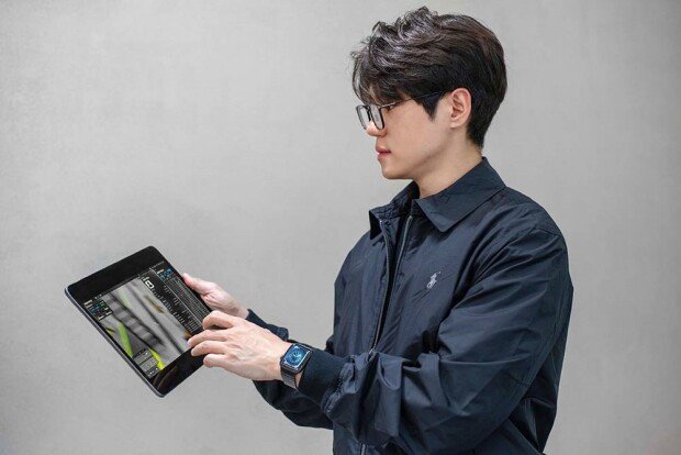 Managers can monitor factory operations remotely in real time using VISION SPACE solutions / Source=IT dongA