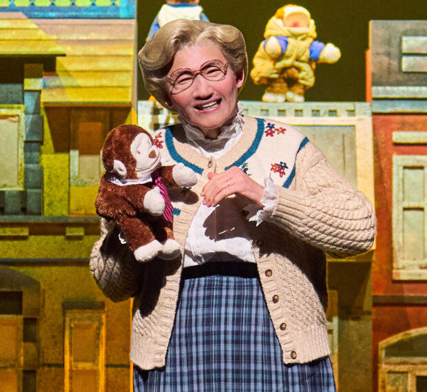 Hwang Jung-min shines in musical ‘Mrs. Doubtfire’
