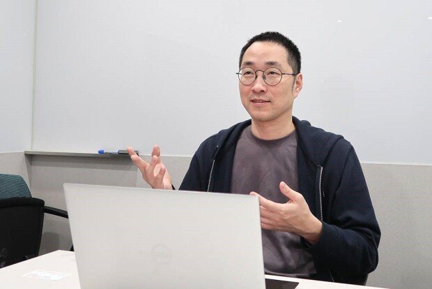 Park explaining StoryLine / source=IT dongA