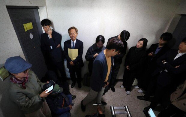 Special counsel raids former Prime Minister Hwang\