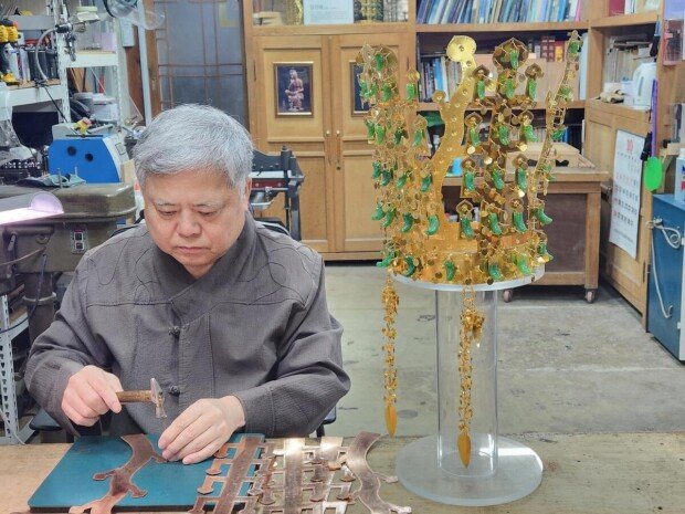Korean craftsman creates Silla crown replica for Trump