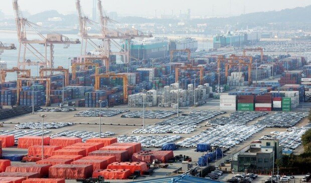 Semiconductor boom lifts Korea’s September surplus to near record
