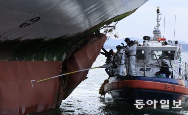 Ferry runs aground off Sinan, passengers rescued