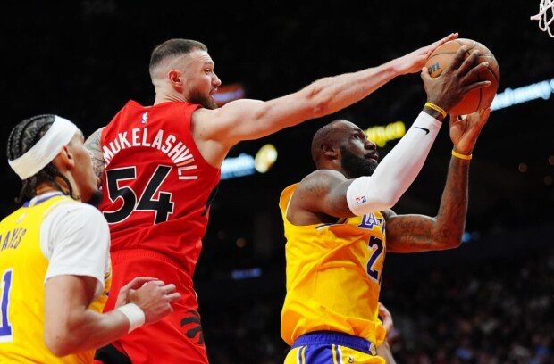 Lakers top Raptors on James\