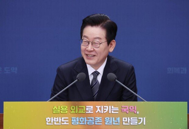 Lee criticizes hard-line policy over North Korea hostility