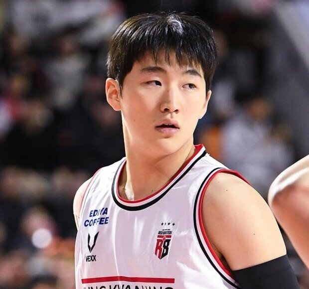 Moon Yu-hyeon makes long-awaited pro debut