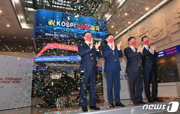 Semiconductors drive KOSPI to new record high