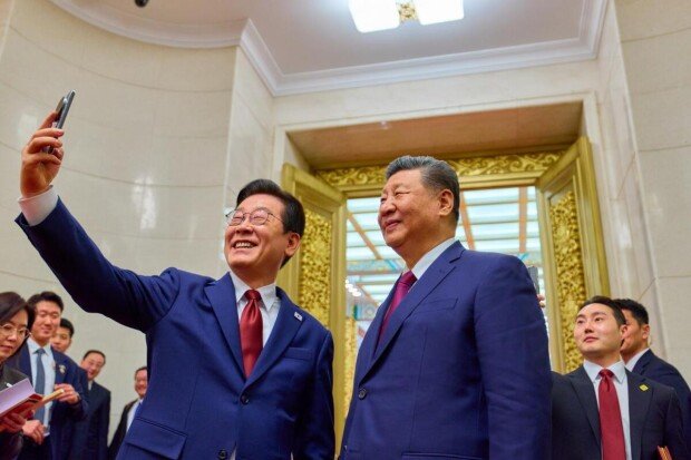 Lee, Xi share candid moment over selfie