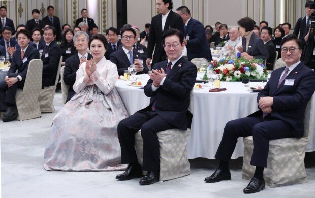 Lee urges growth shift toward shared prosperity