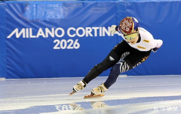 Kim Gil-li leads South Korea in relay event