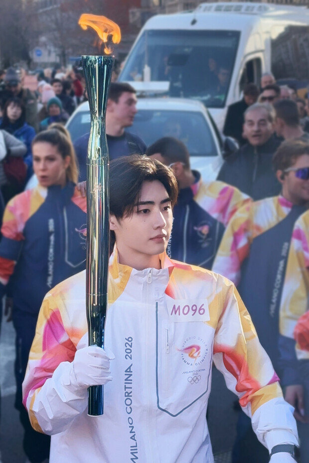 Park Sung-hoon carries Winter Olympics torch in Milan