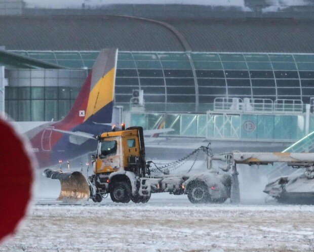 Heavy snow grounds flights, strands thousands on Jeju