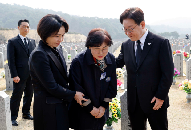 Lee stresses defense and dialogue at West Sea event