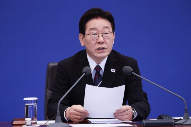 Lee attends Sewol memorial, vows safety reforms