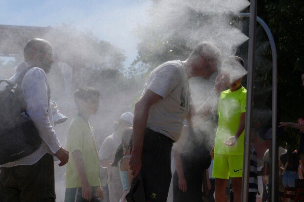 Early heat wave sweeps Western Europe