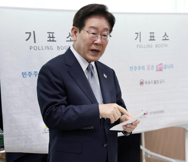 Lee faces criticism over exposed ballot