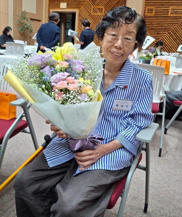 Nonagenarian recycler funds scholarships for students