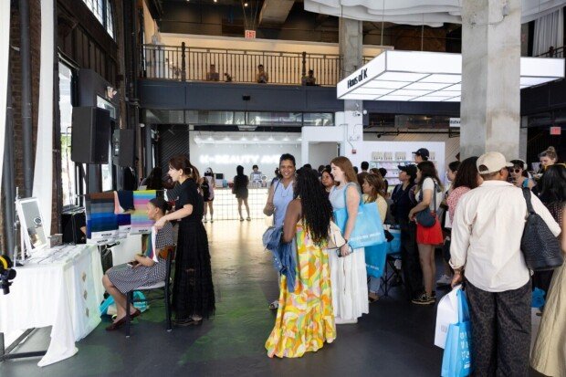Visitors crowding the skin diagnosis corner utilizing AI technology / Source=NURIHAUS