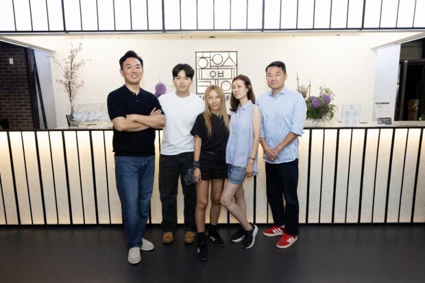 CEO of NURIHAUS, A Ram Baek(far left) and officials / Source=NURIHAUS