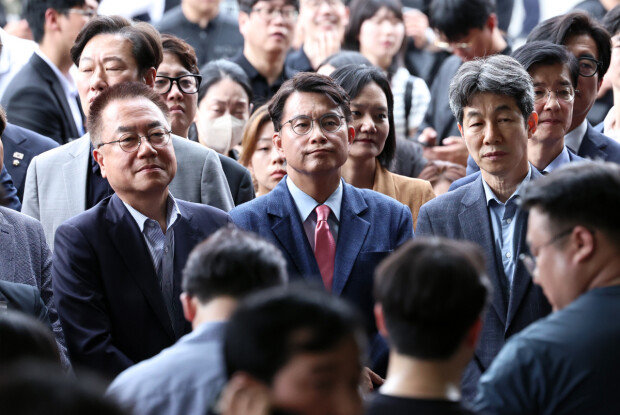 Lawmakers inspect Songpa ballot storage site