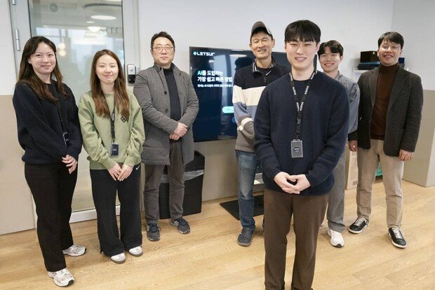 심규현 렛서 대표(중앙)와 임직원들이 함께 찍었다.