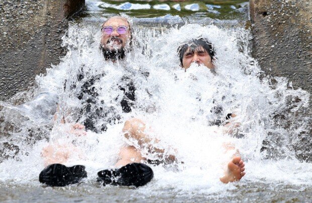 열대야에 잠 설치고, 사우나 속으로 출근