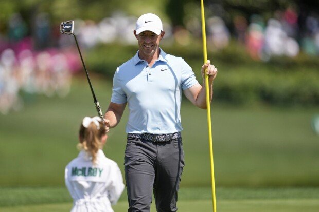 흰색 캐디복 입고 아빠와 샷… 마스터스는 축제의 장