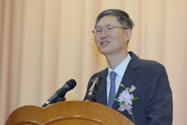 헌재 퇴임 문형배 “재판관 경력-사상 비난은 없어야”