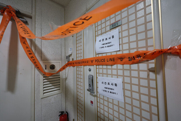 인천 송도에서 아들을 사제 총기로 살해한 조모 씨(62)가 시한폭탄 형태의 사제 폭발물을 설치한 서울 도봉구 쌍문동 자택 출입문에 21일 경찰이 폴리스라인을 설치하고 출입을 통제하고 있다. 경찰은 현장에서 수거한 폭발물의 제작 경위 등을 조사 중이다.
송은석 기자 silverstone@donga.com