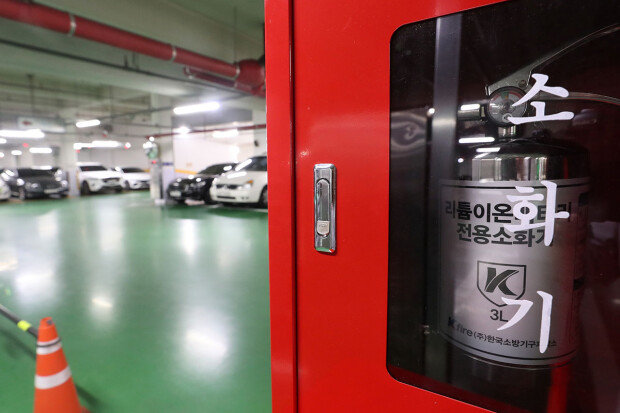 ﻿배터리 불 못끄는 소화기로 진화하다 국정자원 피해 키웠다