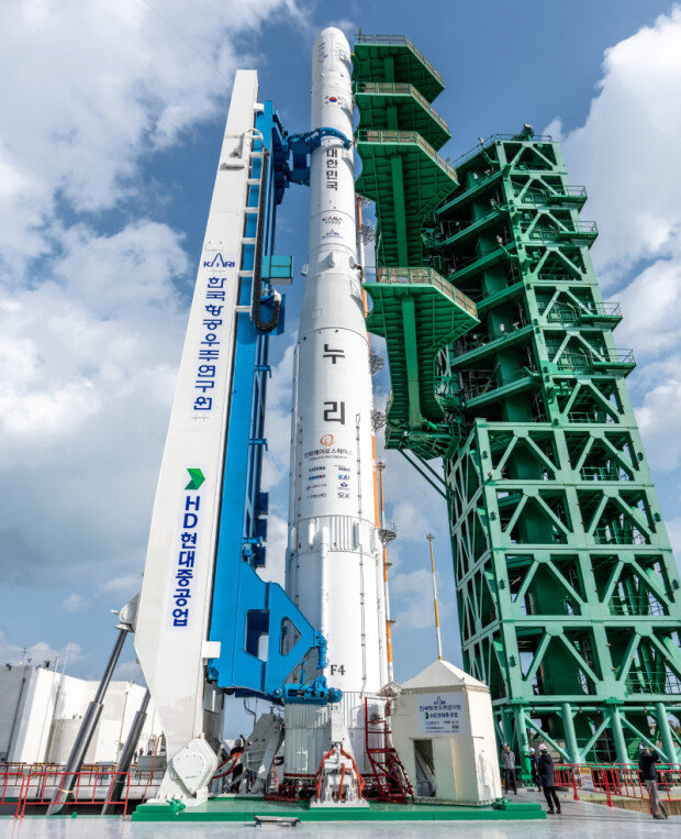 ‘첫 야간발사 도전’ 누리호 기립 완료