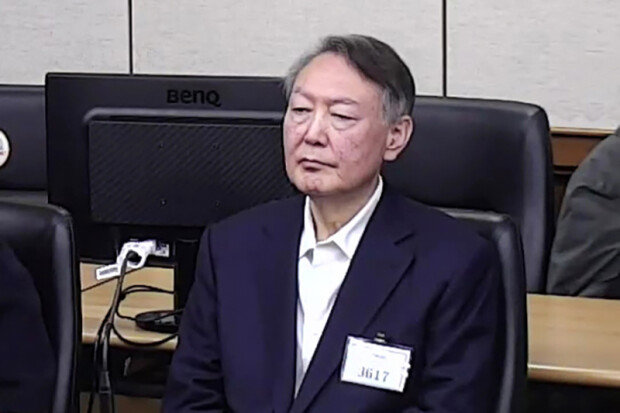 윤석열 전 대통령이 16일 오후 서울 서초구 서울중앙지법에서 열린 수사기관 체포 방해 혐의 등에 대한 1심 선고 공판에서 굳은 표정으로 재판부의 선고 내용을 듣고 있다. 서울중앙지법 재판 중계 화면 캡처