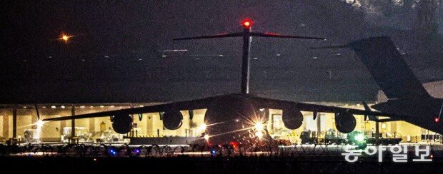 美 C-5 등 대형수송기 5대 오산 집결… 밤새 화물 실어