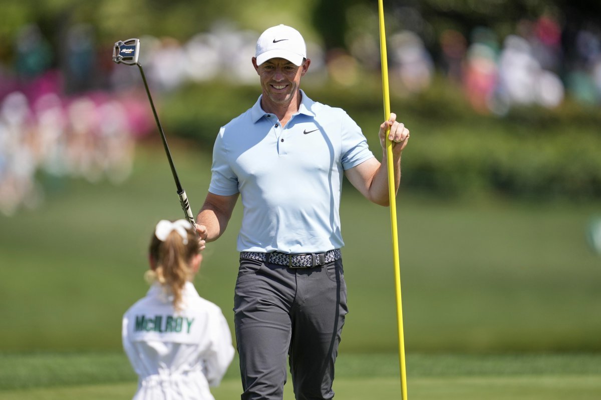 穿著白色球童服和爸爸壹起擊球…大師賽成為慶典現場| 東亞日報