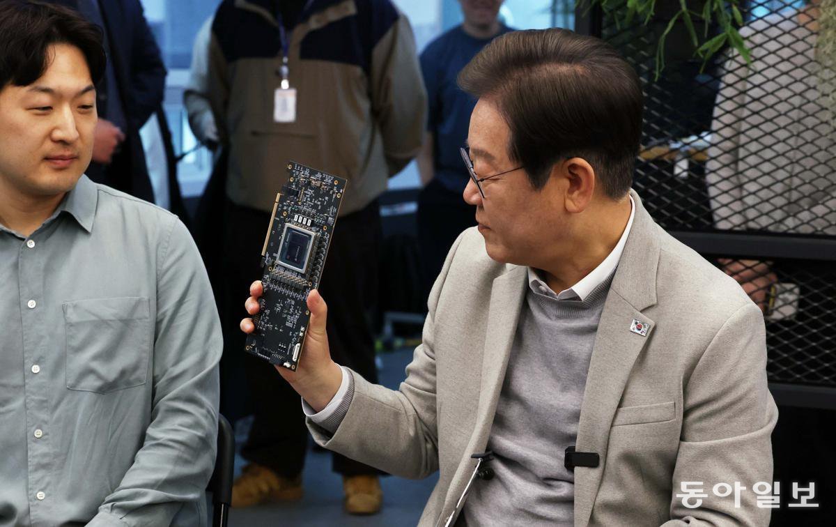 李在明发表首个大选公约，打造人工智能基本社会……“向人工智能投资100万亿韩元” | 东亚日报