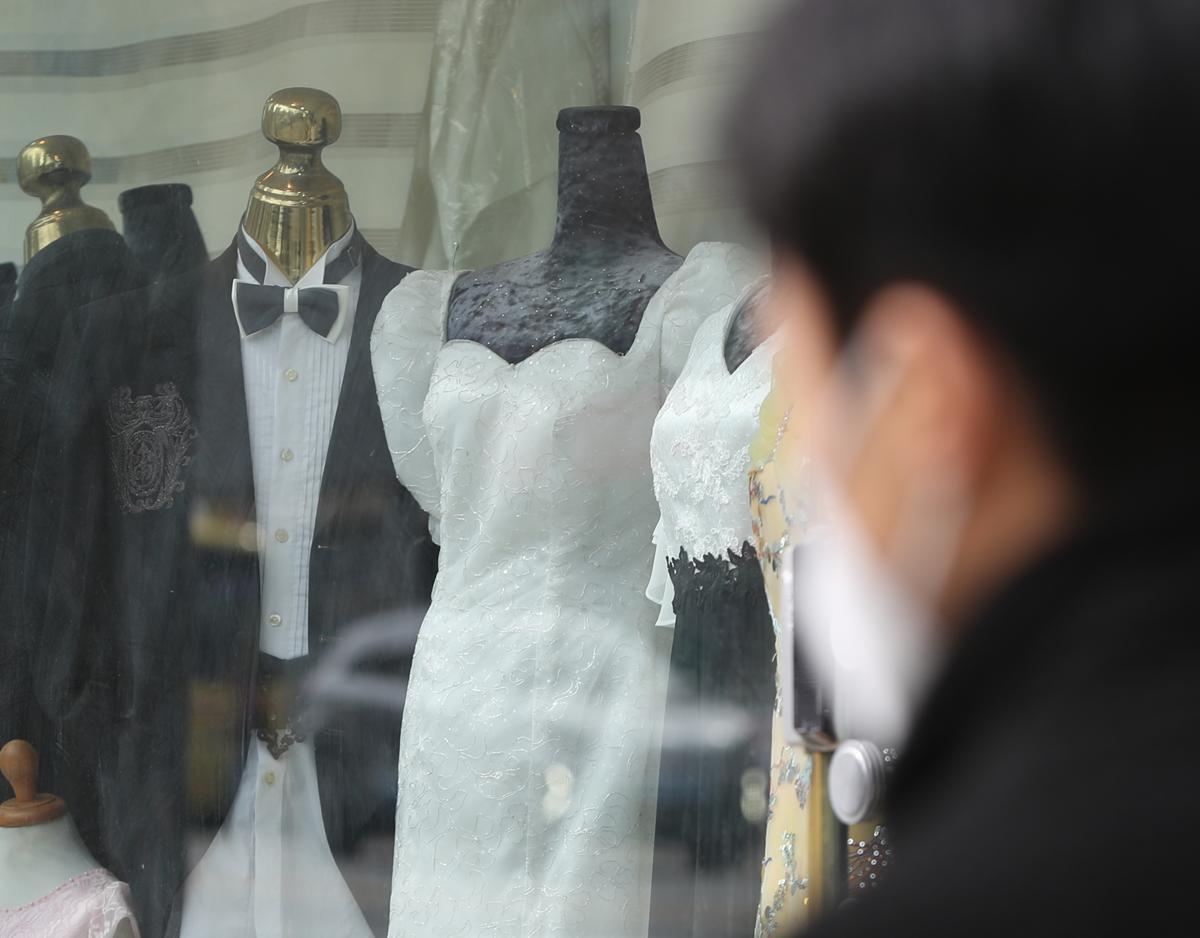 韩国新婚夫妇平均结婚花费2101万韩元首尔江南区居首| 东亚日报