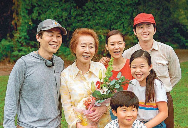 Isaac Chung says Oscar nominations are blessing of grandmother's minari |  The DONG-A ILBO