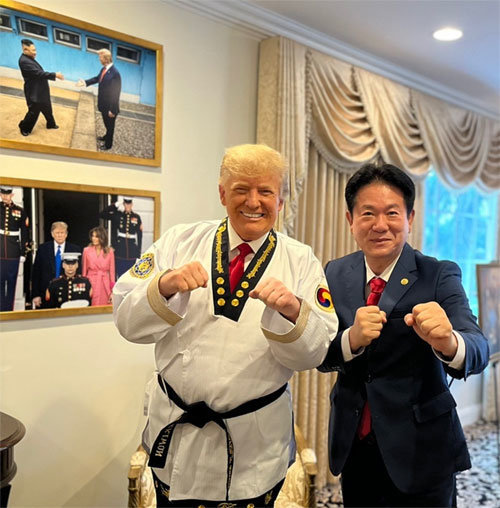 Mr. Trump awarded Taekwondo ninth Dan Black belt The DONG A ILBO